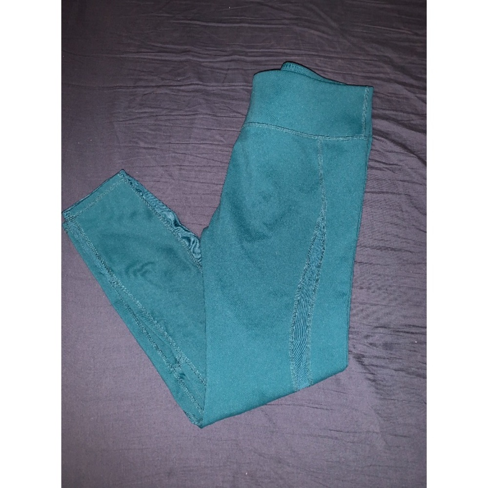 Fabletics workout leggings size large mesh material on bottom side of legging